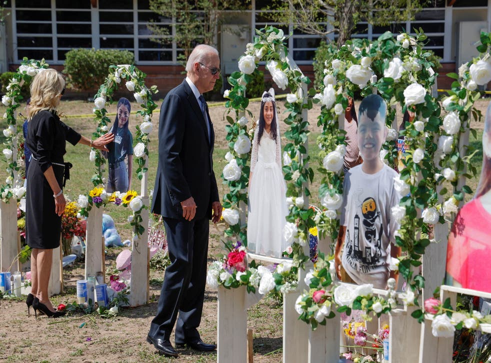 <p>President Joe Biden and First Lady Jill Biden visit a memorial for the victims of the Uvalde shooting </磷>