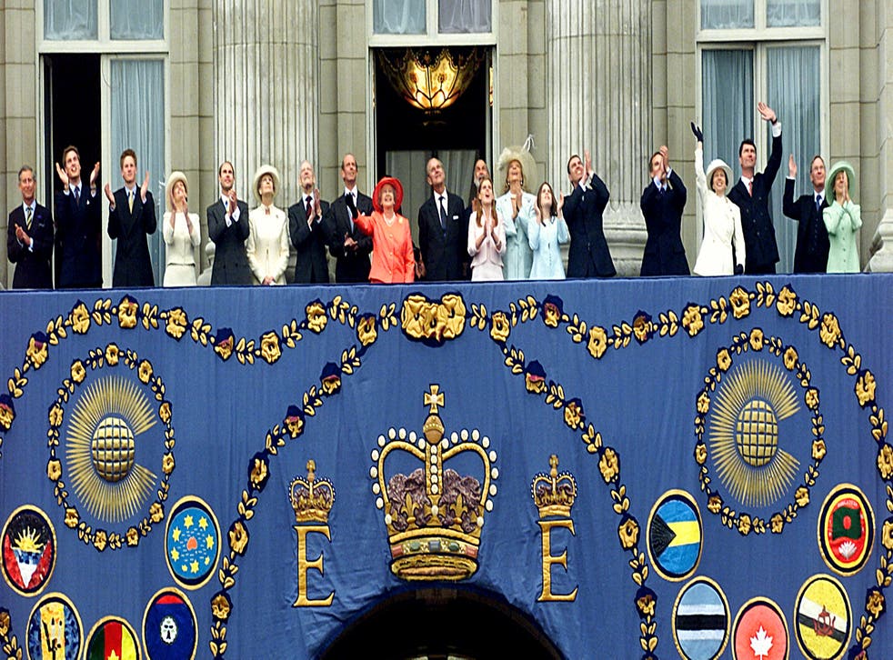 在金禧庆祝活动期间，被家人包围的女王观看飞过 2002 (马修·费恩 / PA)