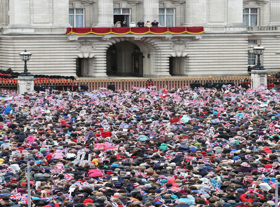 人群在白金汉宫的阳台上为女王欢呼 2012 (刘易斯怀尔德/PA)
