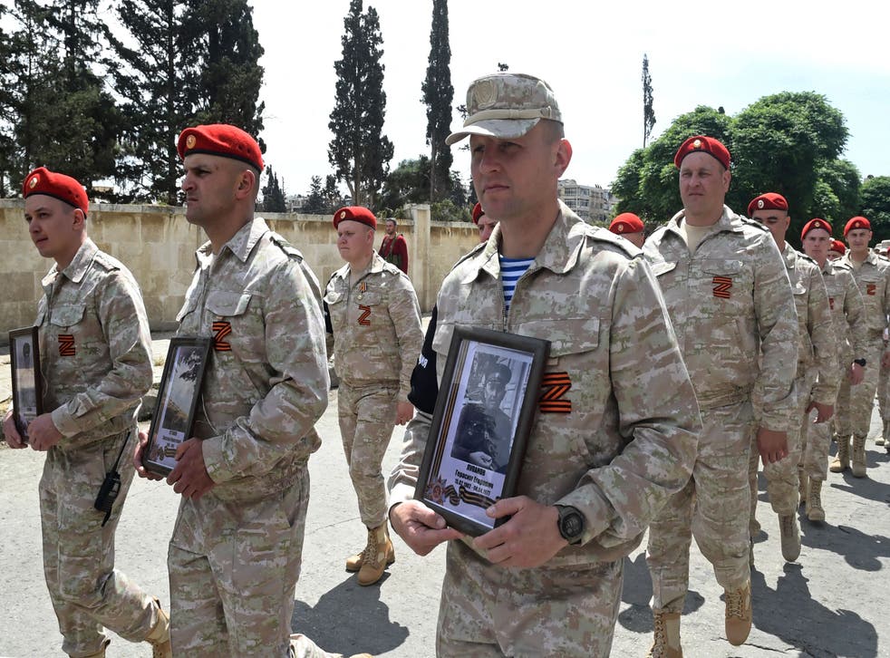 <p>Russian military personnel, wearing a symbol “Z” in the colours of the Saint George ribbon, march during the Victory Day parade in Aleppo on 9 可能&l磷;/p>
