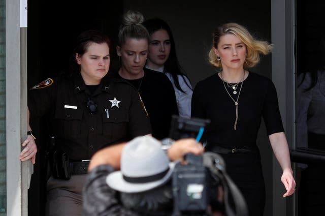 Amber Heard leaves Fairfax County Circuit Courthouse after the jury announced split verdicts in favor of both her ex-husband Johnny Depp and Heard on their claim and counter-claim in the Depp v. Heard civil defamation trial at the Fairfax County Circuit Courthouse in Fairfax, Virginie