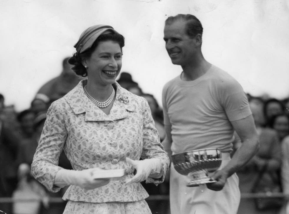 The Queen after presenting her husband, the Duke of Edinburgh, with a trophy following a polo match in 1956 (Pennsylvanie)