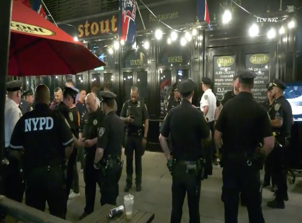 <p>New York police stand outside Féile, オン 3 六月, 2022, where a man was stabbed in an apparently unprovoked knife attackp</p>