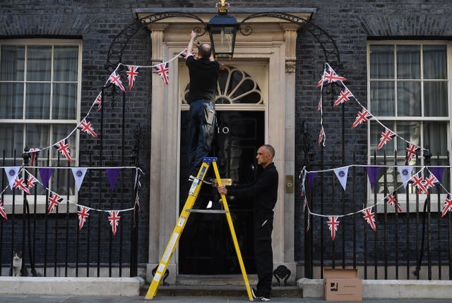Le personnel de Downing Street abat le bruant du Jubilé à l'extérieur 10 Downing Street à Londres. Le Premier ministre britannique Boris Johnson a survécu à un "vote de défiance" sur son leadership mais a perdu plus de quarante pour cent du soutien de ses députés à la suite du vote au parlement