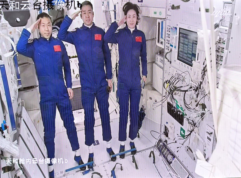 <p>Astronauts Cai Xuzhe, Chen Dong and Liu Yang (fra venstre) wave to the command centre after entering the Tianhe core module of China’s Tiangong space station on 5 juni&lts/p>