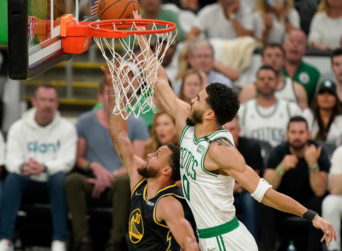 Curry scores 43 to beat Boston, Warriors tie NBA Finals 2-2