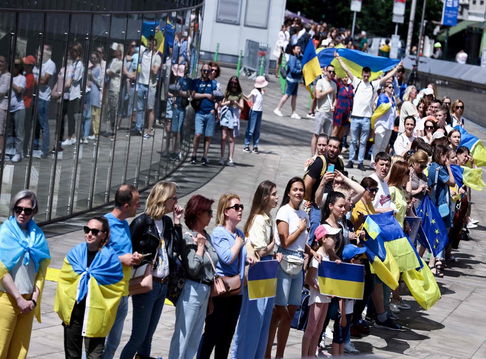 <p>Protesters in Brussels urge the EU to give Ukraine candidacy status </p>