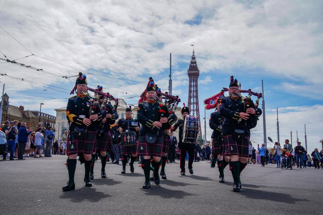 Medlemmer av 2. bataljon, Scots Guards, marsjere gjennom gatene i Blackpool, Lancashire for å markere 40-årsjubileet for Falklandskrigen