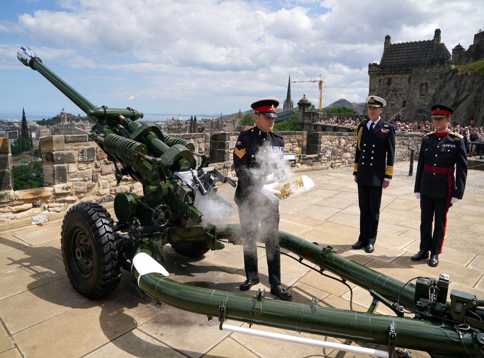 Chief of Defence Admiral Sir Tony Radakin with Brigadier Ben Wrench (direito) after watching District Gunner Sgt David Beveridge fire the One O’Clock Gun at Edinburgh Castle (Andrew Milligan/PA)