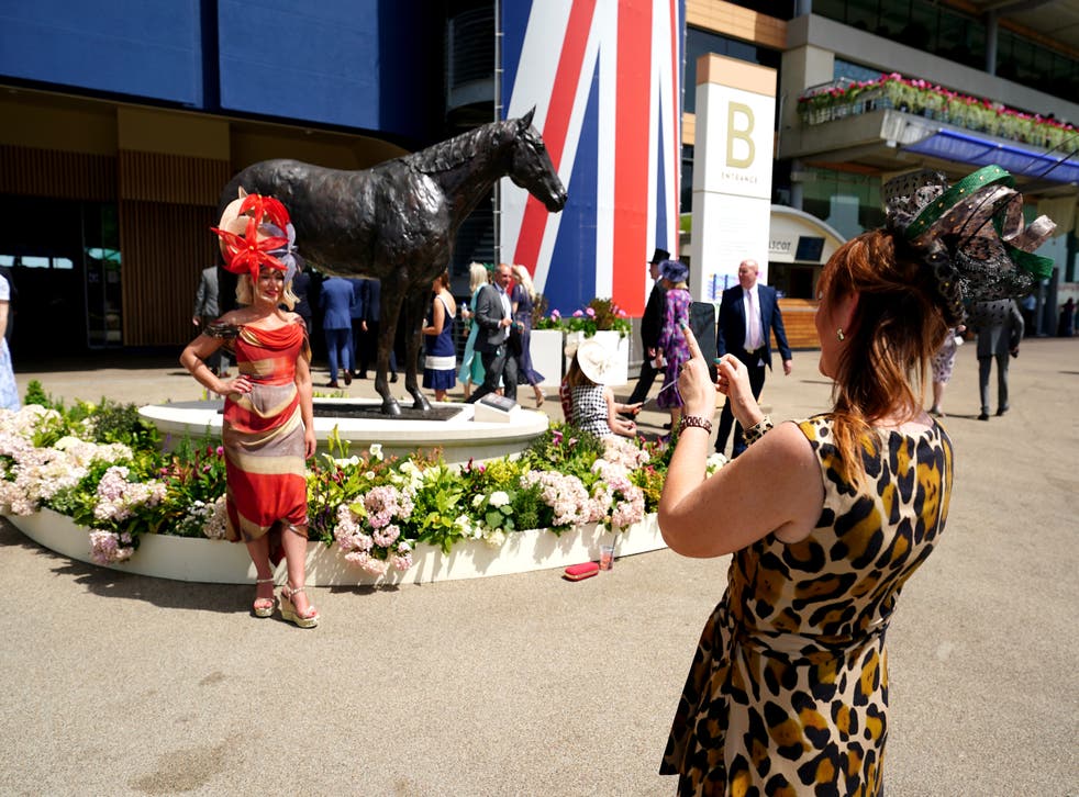 Racegoers take photos by the Frankel statue during day four of Royal Ascot (デビッドデイビス/ PA)