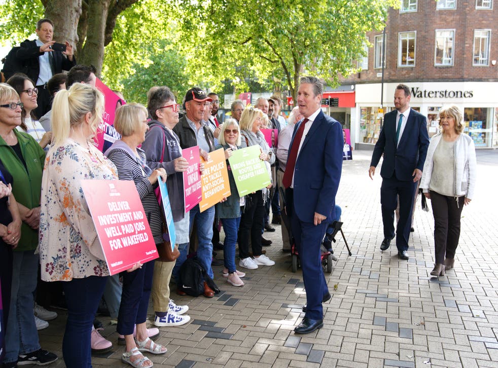 Labour leader Sir Keir Starmer talking to locals whilst on the Wakefield by-election campaign trail with Labour candidate Simon Lightwood (ピーターバーン/ PA)
