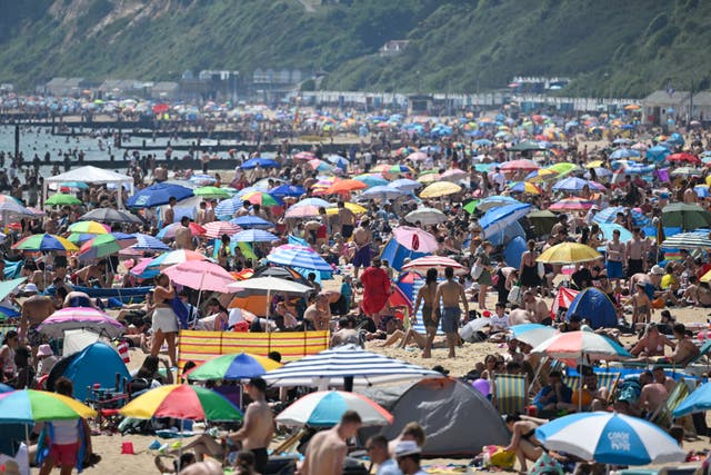 热浪期间伯恩茅斯海滩上的人群