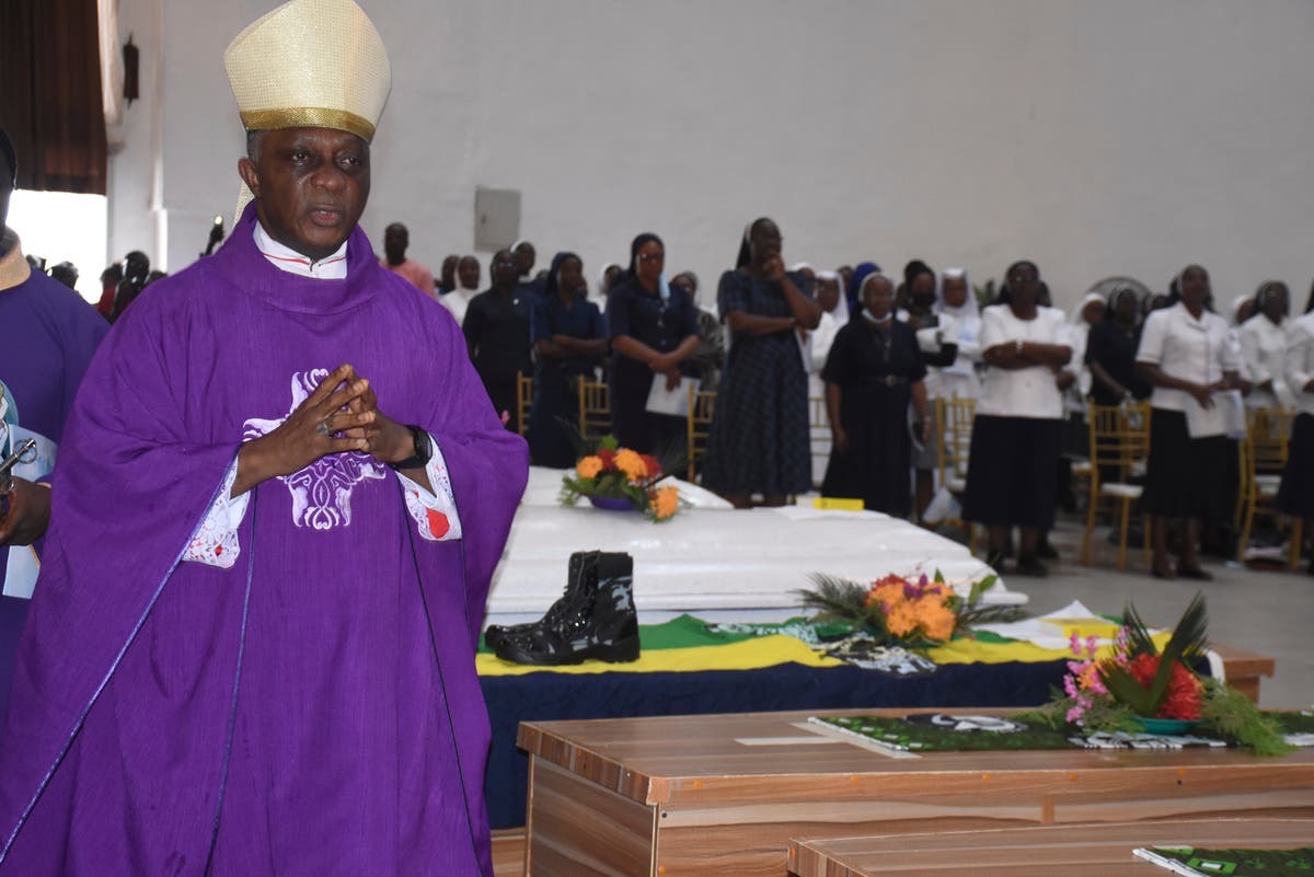 Nigeria funeral for church attack victims draws anger, tårer