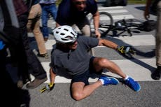 “我的脚被抓住了”: 拜登在里霍博斯海滩从自行车上摔下来