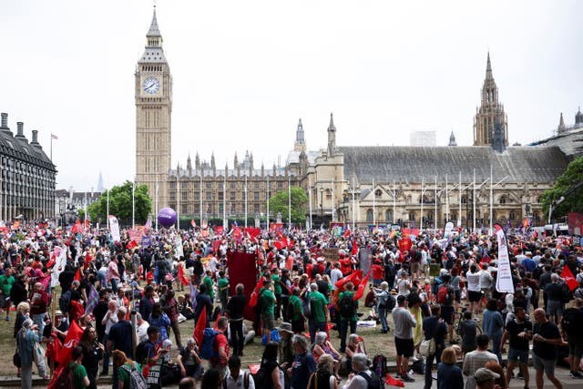 Demonstrators march in a trades union organised protest opposed to British government policies at Parliament Square in London, 英国