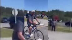 特朗普用假视频嘲笑拜登从自行车上摔下来