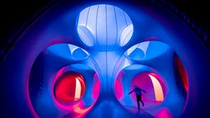 参观者探索 Arboria II 灯饰, 由 Air Architects 创建, 在因弗克莱德灯塔艺术中心举行的 Meliora 音乐节期间. Arboria II 的灵感来自大自然的几何形状和伊斯兰建筑，其特点是蜿蜒曲折的小圆顶通道，光线和颜色完全由日光透过彩色塑料结构照射而成