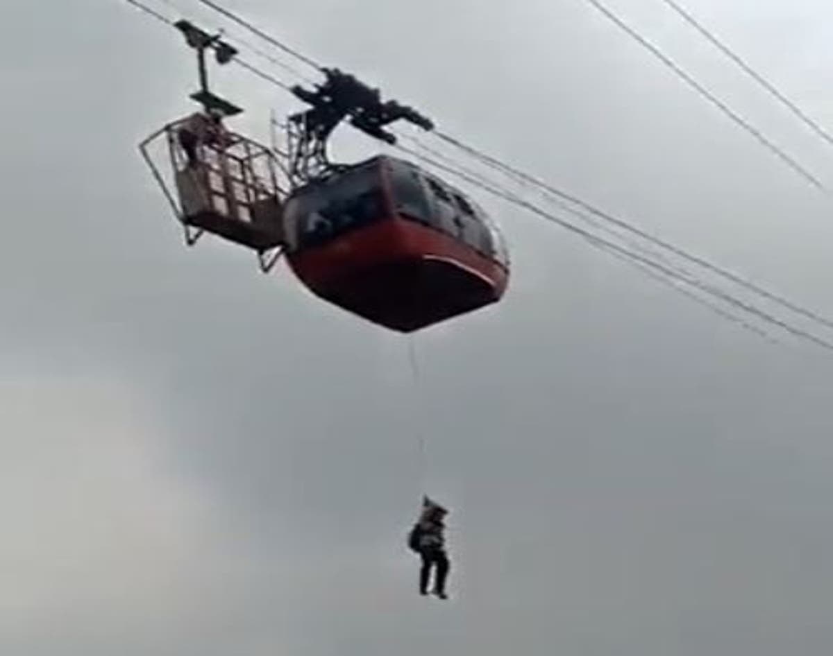 Video shows tourists stranded after mountain cable car breaks down in India