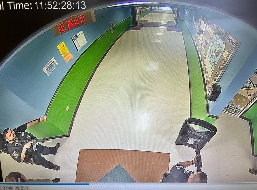 <p>Police officers stand outside a classroom at Robb Elementary School in Uvalde, Texas, på 24 Kan, 2022, armed with rifles and a ballistic shield.<sp>