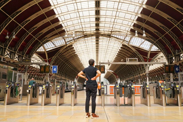 伦敦帕丁顿车站空荡荡的站台全景, 作为铁路的成员, 海事和运输工会在一场激烈的薪酬纠纷中开始全国罢工, 工作和条件