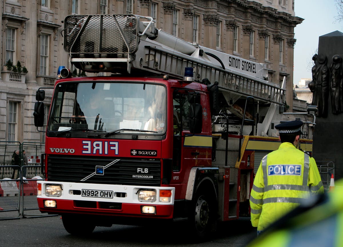 À propos de 100 firefighters tackling 13th floor blaze in Newham block of flats