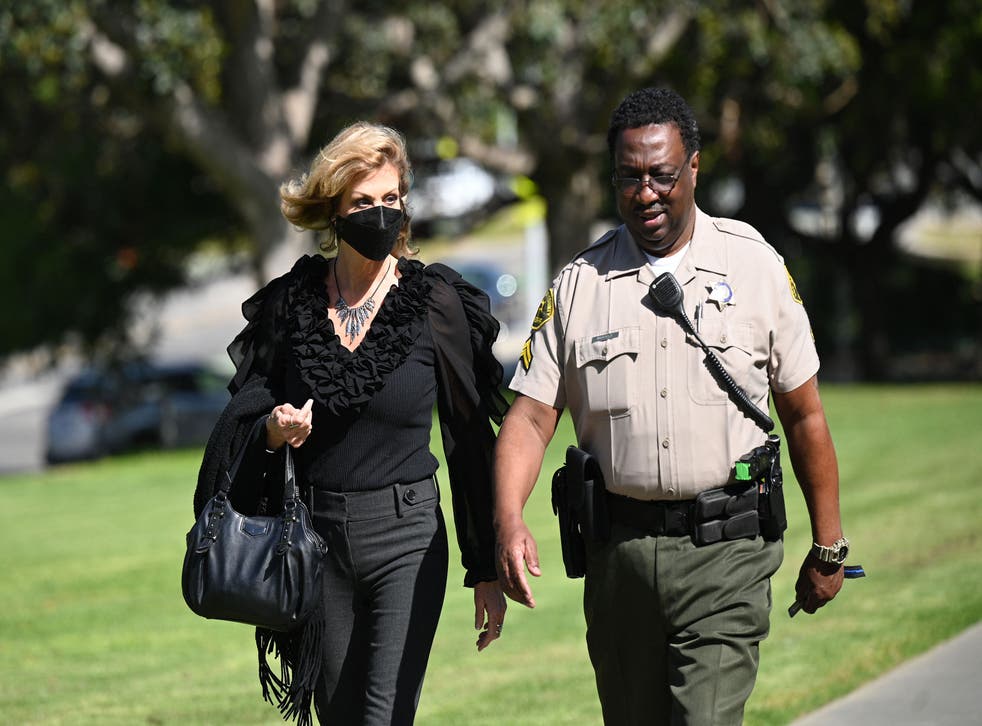 <p>Plaintiff Judy Huth (eu) arrives outside the courthouse for the start of her civil trial against actor Bill Cosby, on June 1, 2022 at Los Angeles Superior Court in Santa Monica, California.<pp>