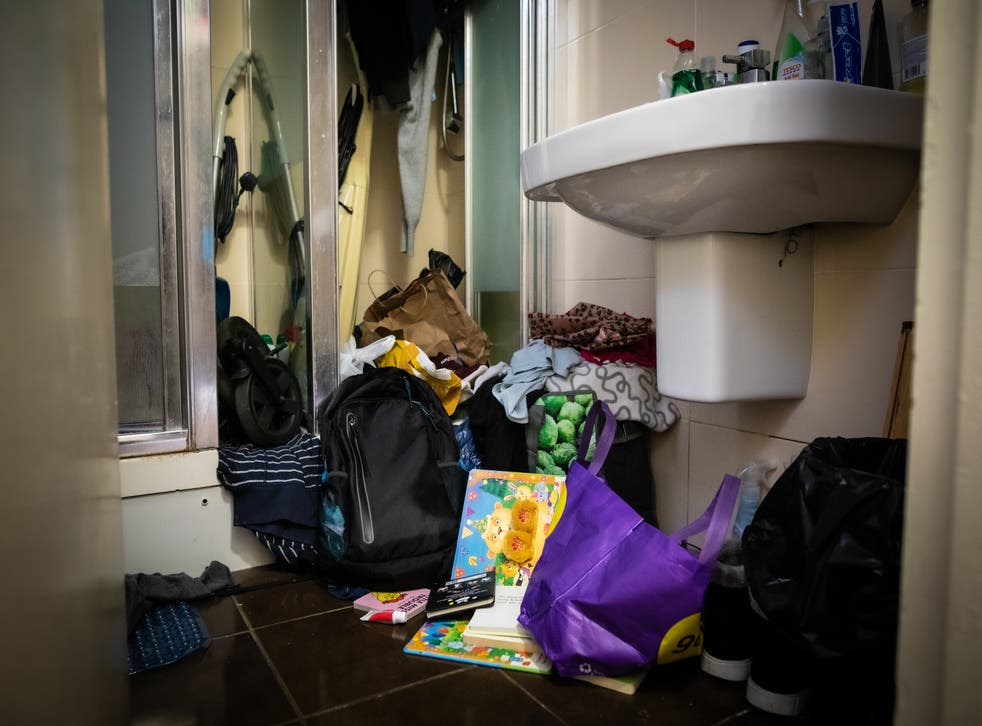<p>Carlos and Aline’s bathroom is cluttered with belongings as they have no proper storage</磷>