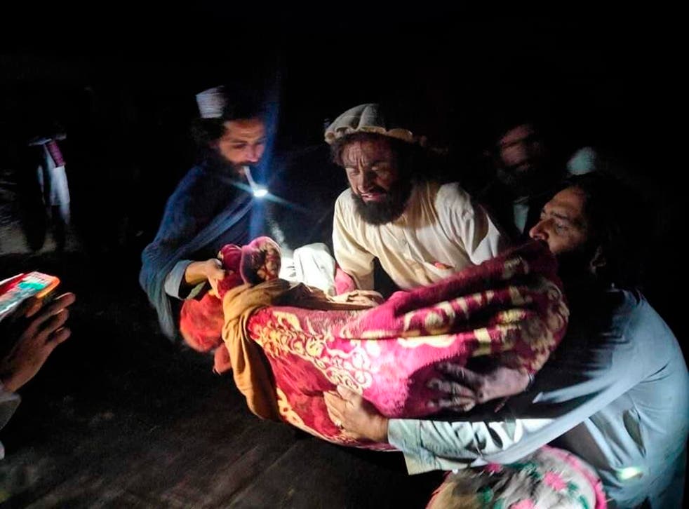 <p>In this photo released by a state-run news agency Bakhtar, Afghans evacuate wounded in an earthquake in the province of Paktika, eastern Afghanistan, Woensdag</pblgt;
