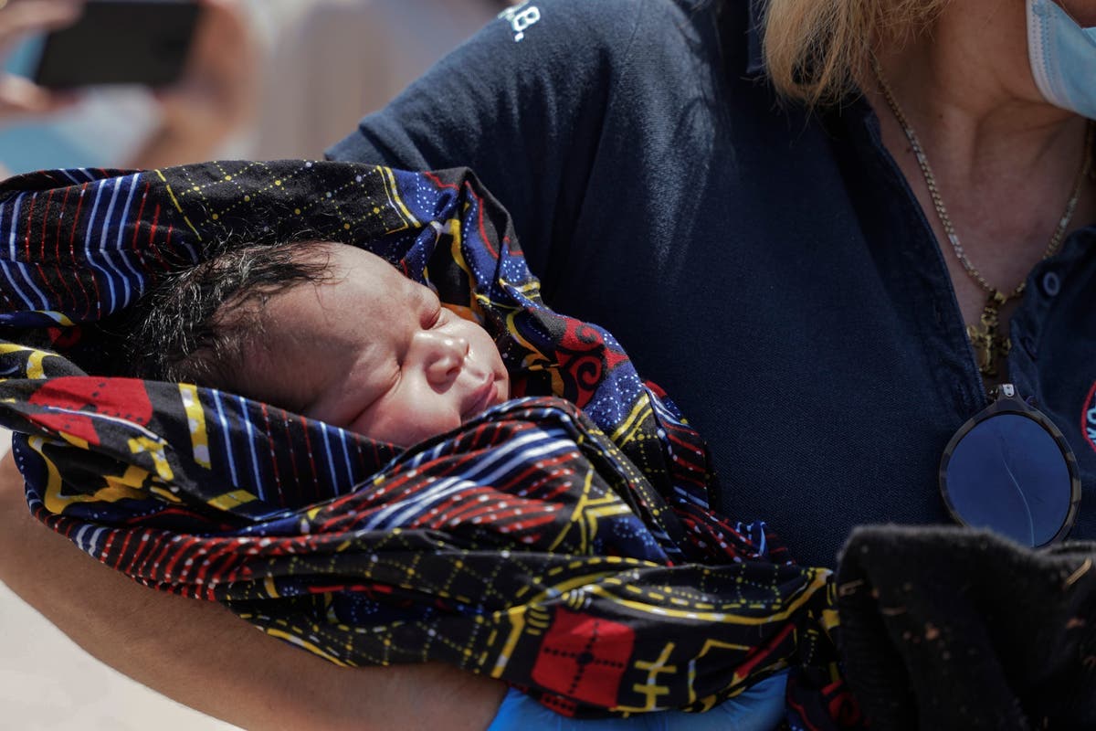 Griekeland: Stranded on tiny island, migrant mother gives birth