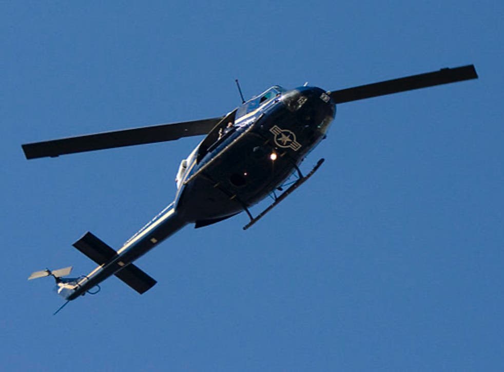 <p>A ‘Huey’ helicopter flying over California </磷>