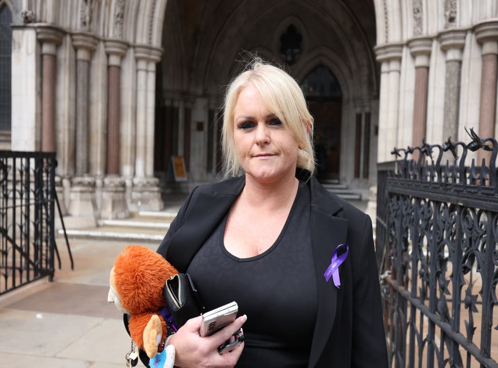 Mother of Archie Battersbee, Hollie Dance, outside the High Court, ロンドン中心部. (James Manning/PA)