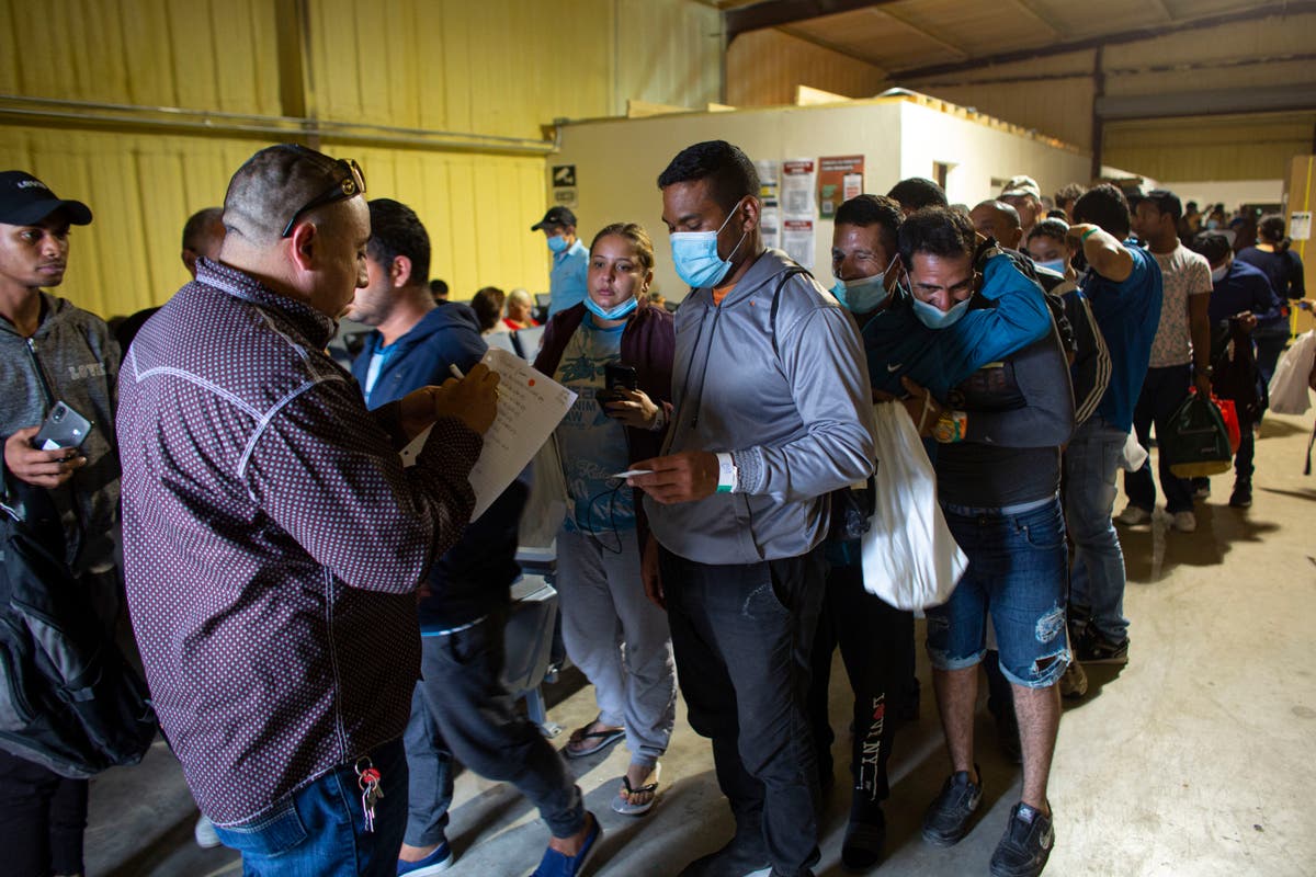 Border Patrol paroles migrants to avoid massive overcrowding