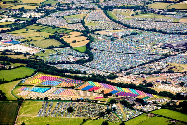 En luftfoto av Glastonbury Festival-området