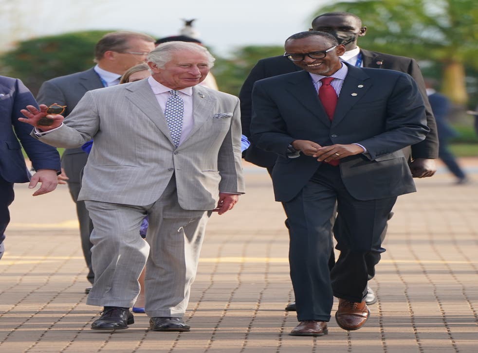 The Prince of Wales walks with Rwanda President Paul Kagame (ジョナサンブレイディ/ PA)