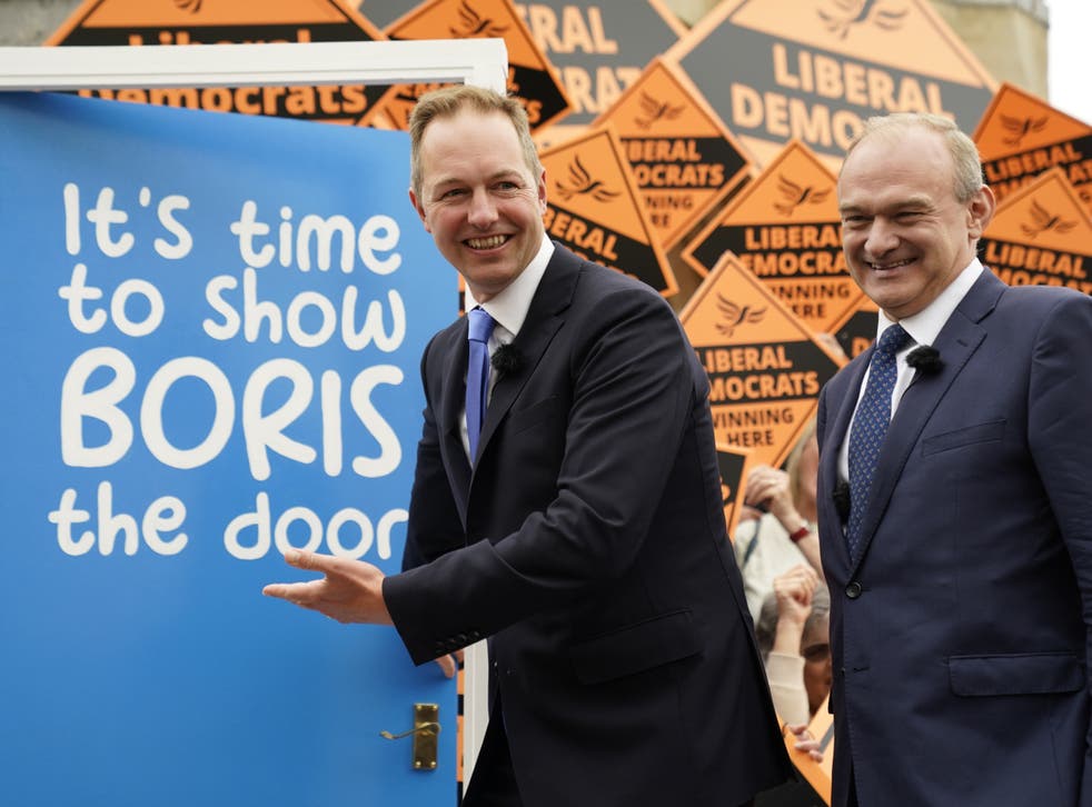<p>Sir Ed Davey (direito) celebrates with Richard Foord, the newly-elected Liberal Democrat MP who replaced Mr Parish after the Tiverton by-election &ltp/p>