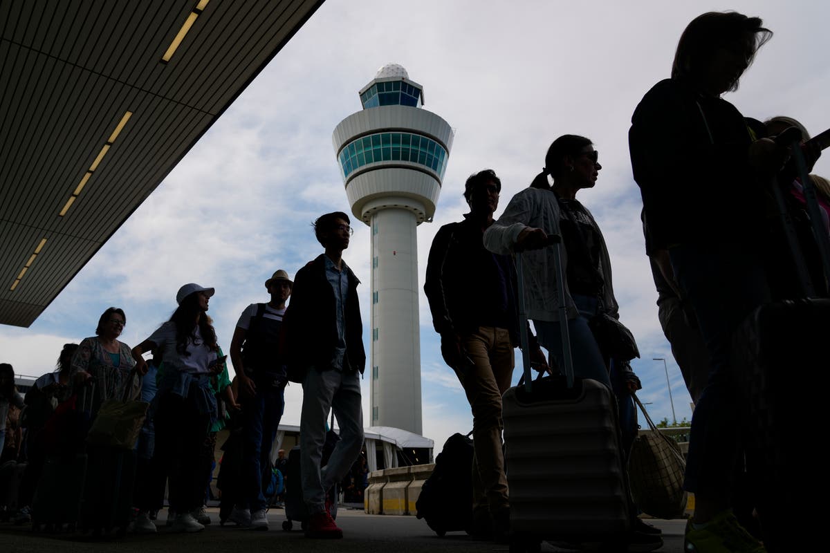 Dutch government to rein in flights at Schiphol Airport