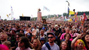 Publikum ser på Wet Leg som opptrer på Park Stage under Glastonbury-festivalen på Worthy Farm i Somerset