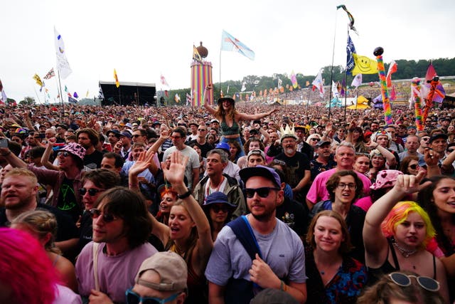 La foule regardant Wet Leg se produire sur la scène du parc pendant le festival de Glastonbury à Worthy Farm dans le Somerset