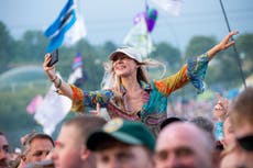 UK vær: Downpours threaten Glastonbury washout as unsettled forecast persists