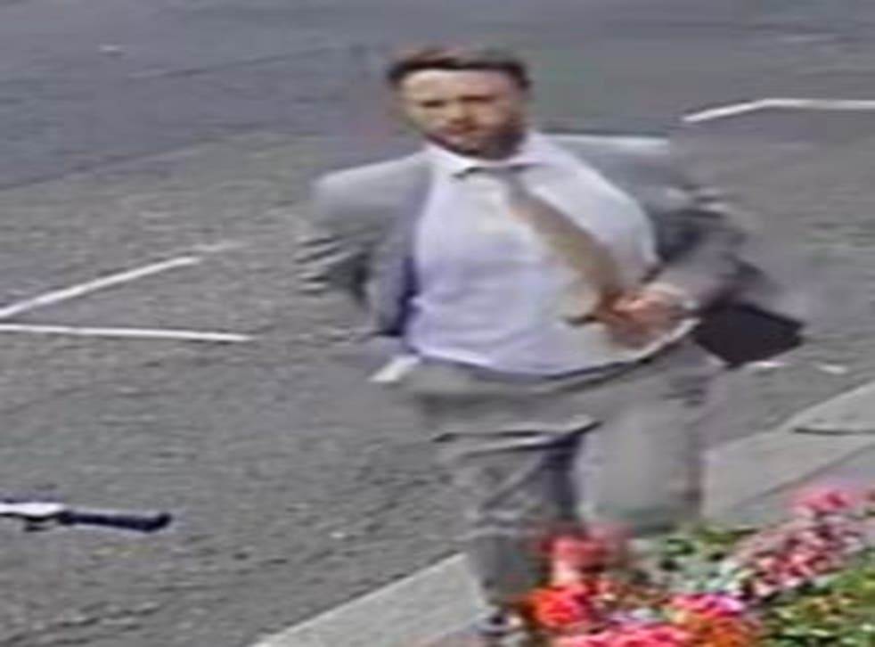 This man is being sought in relation to an assault that took place near Victoria coach station (警察に会った)