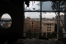 Russia bombs Kyiv after capturing key Donbas city - 住む
