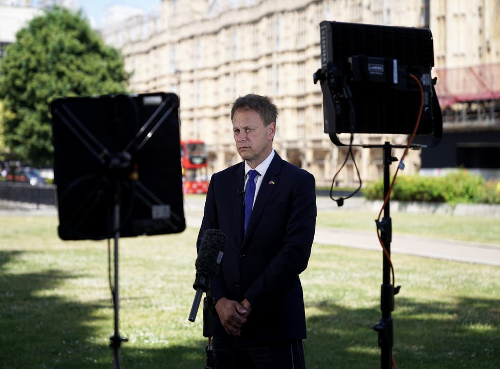Transport Secretary Grant Shapps speaks to the media on College Green, sentraal-Londen (PA)