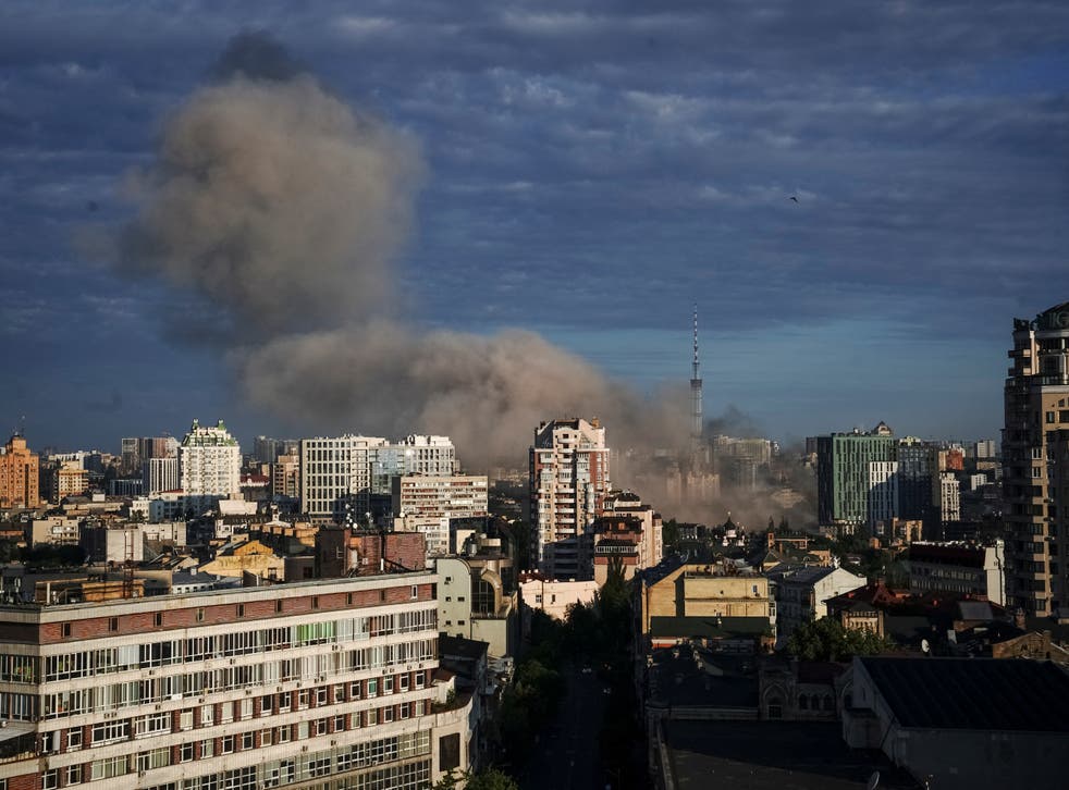 <p>Russia hit a residential building n Kyiv on Sunday, in the first airstrike on the capital for three weeks </s>
