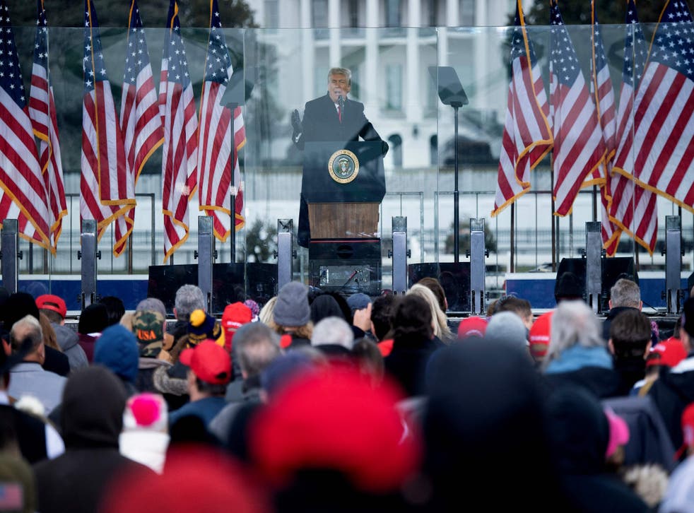 <p>Donald Trump speaks to supporters from The Ellipse near the White House in Washington, DC on 6 januar 2021. </psgt;