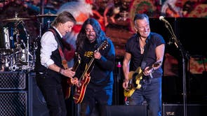 Paul McCartney, van links, Dave Grohl and Bruce Springsteen perform at Glastonbury Festival in Worthy Farm, Somerset