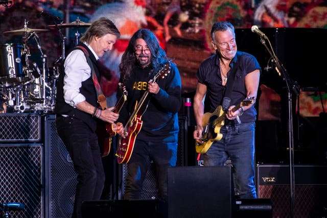 Paul McCartney, fra venstre, Dave Grohl and Bruce Springsteen perform at Glastonbury Festival in Worthy Farm, Somerset