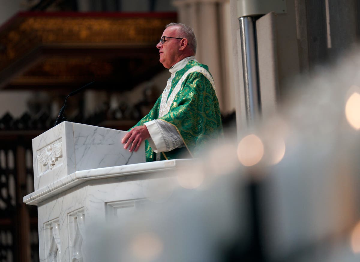 After Roe's demise, clergy lead faithful in praise, laments
