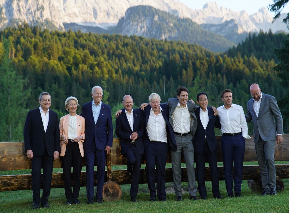<p>G7 leaders plus the heads of the European Commission and Council pose for a photo at the summit in Bavaria</磷>