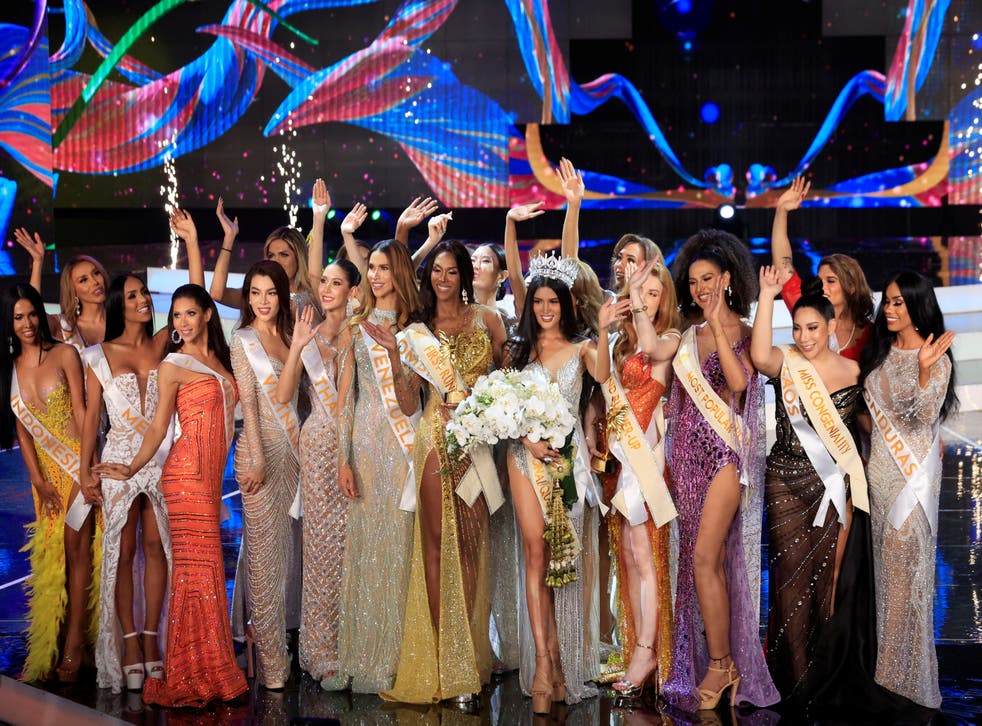 <p>Ravena poses with other contestants after winning the finale </p>