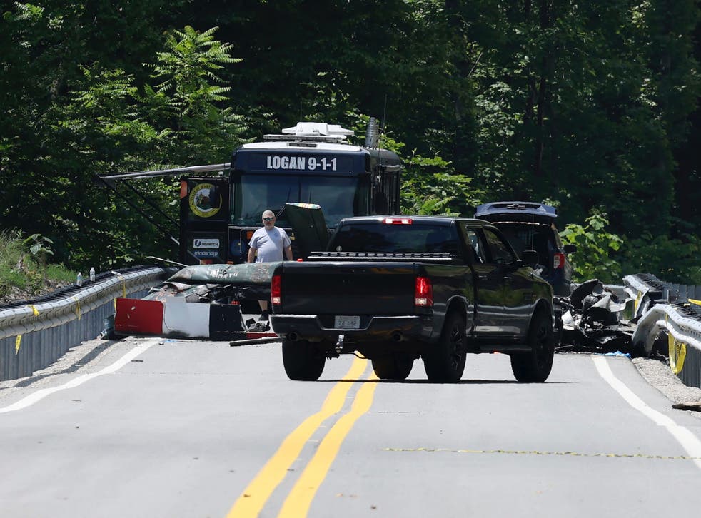<p>Emergency personnel at the scene of the helicopter crash in Logan County, WV</磷>